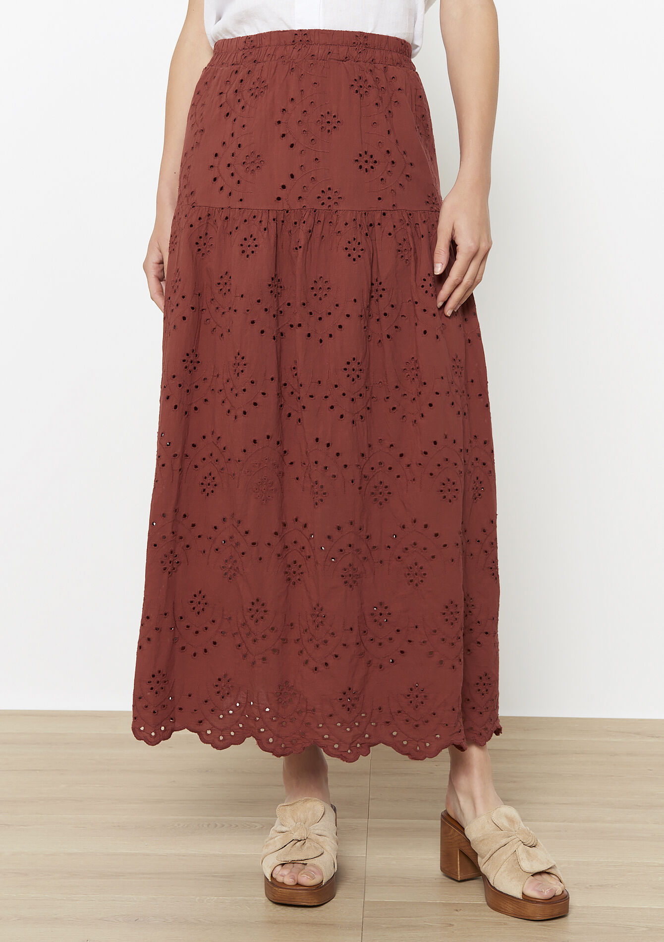 Lange geborduurde rok