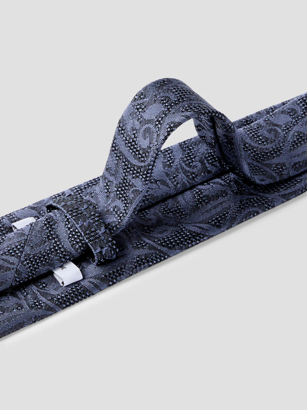 Cravate fleurie en soie