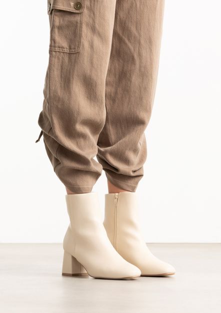 Off white enkellaarsjes met blokhak