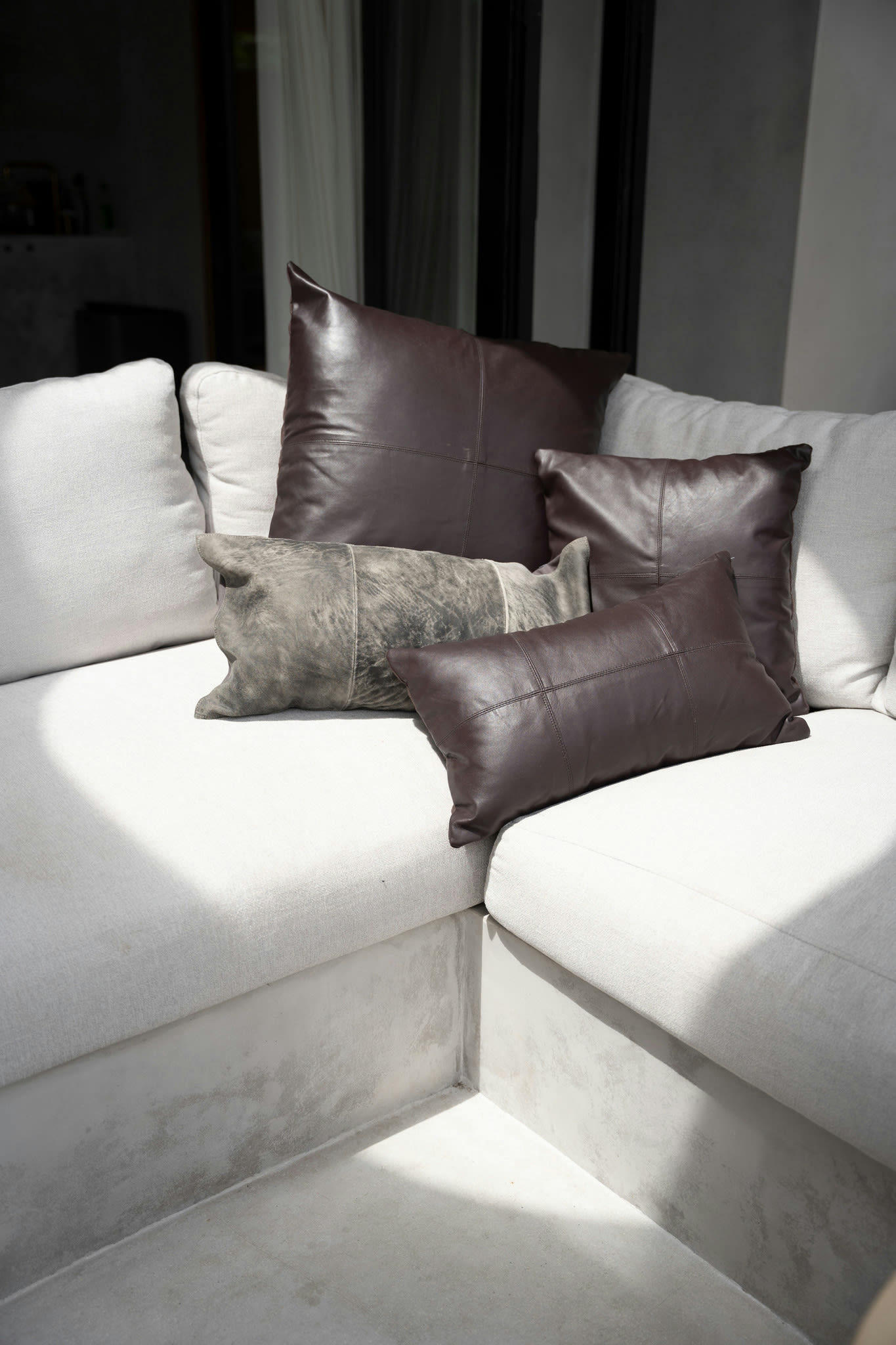 LEATHER - Coussin en cuir marron 60x60