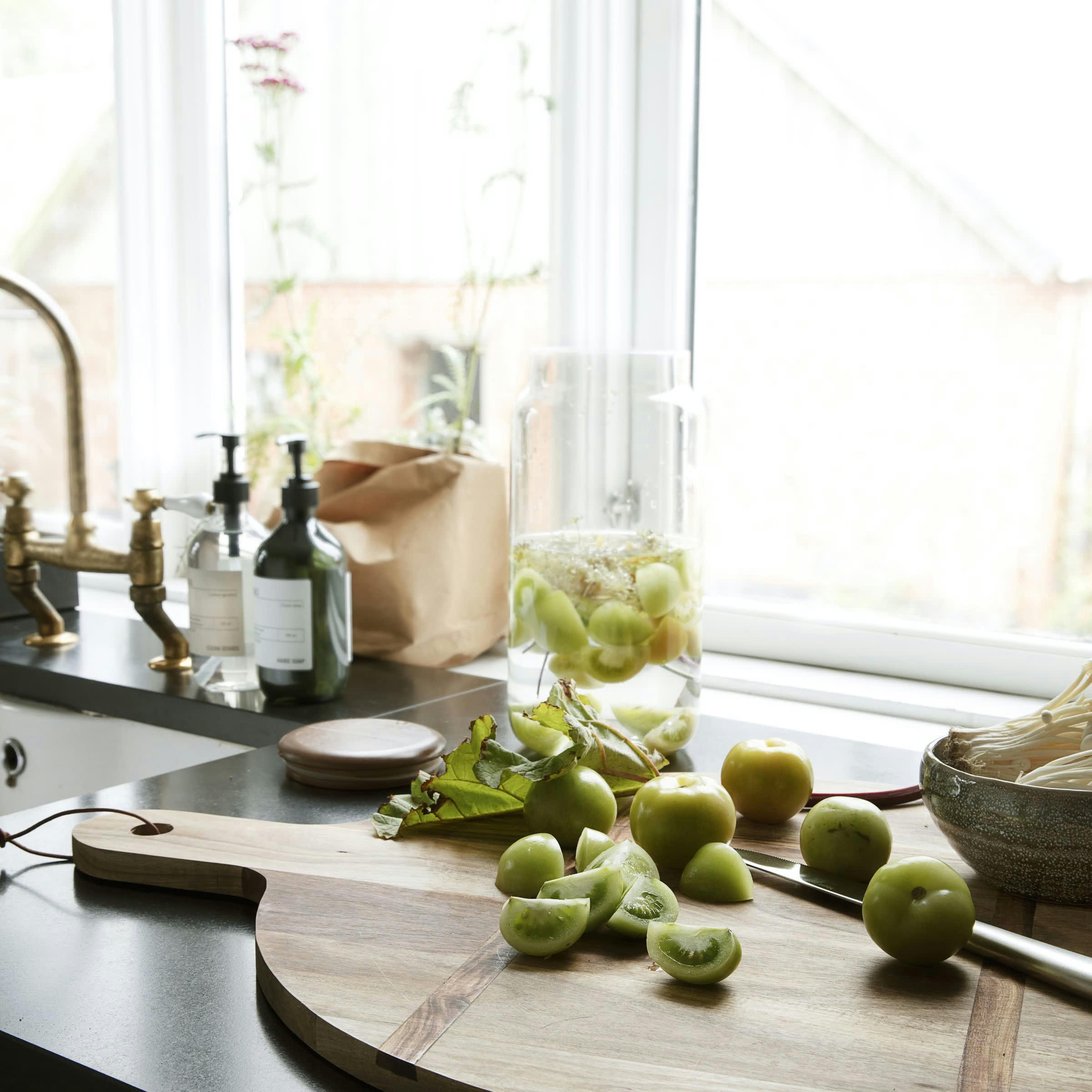AKACIE - Planche à découper en bois marron