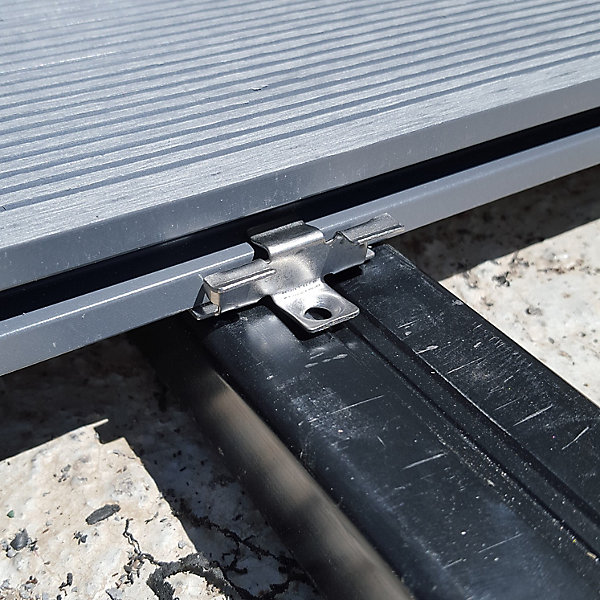 100 clips et vis inox pour lame de terrasse PLEINE Greendeck WPC