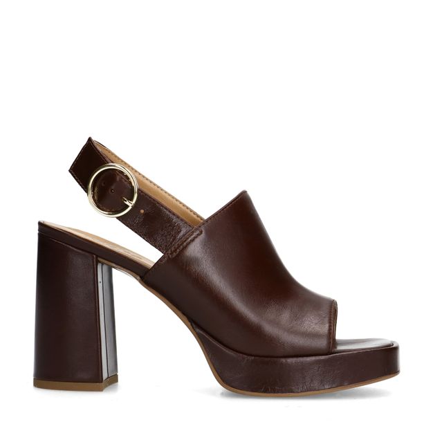 Donkerbruine leren sandalen met hak en gesp