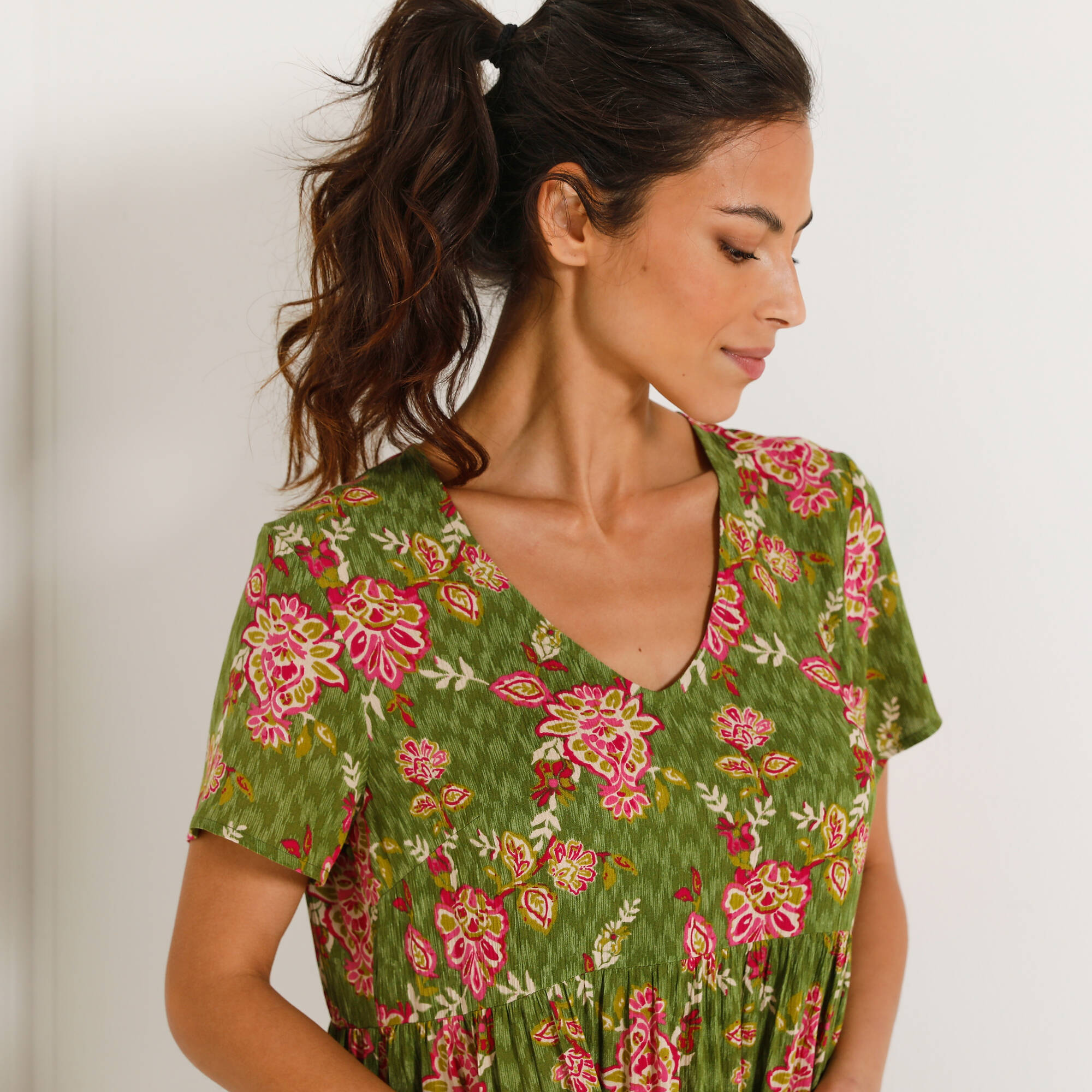 Robe courte col V imprimé fleuri, crépon