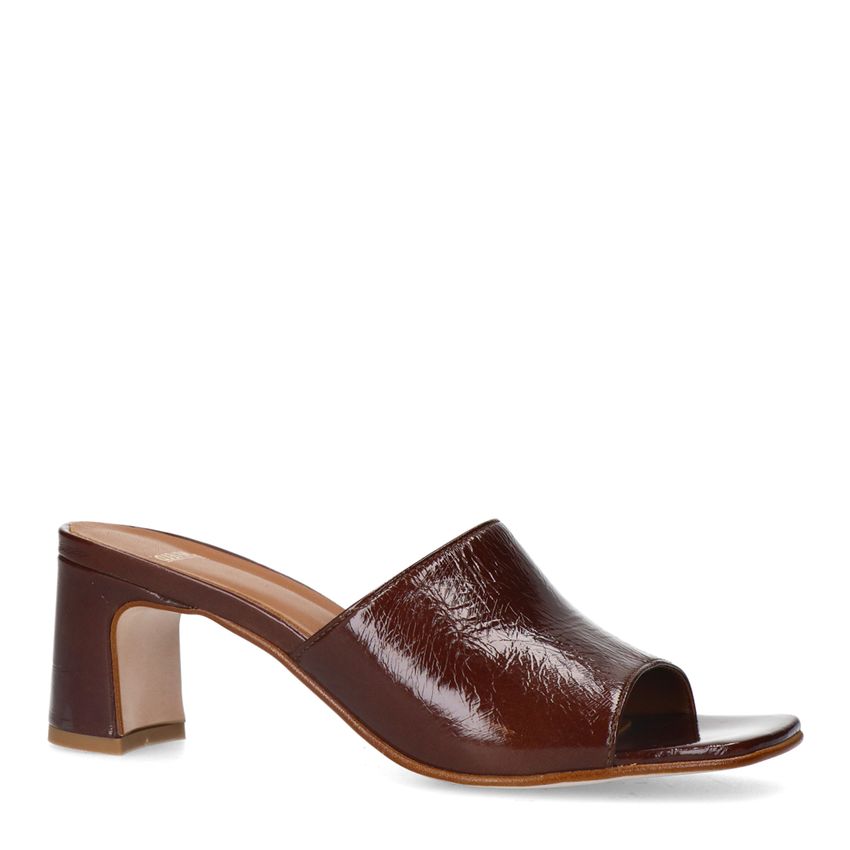 Manfield Bruine lakleren sandalen met hak