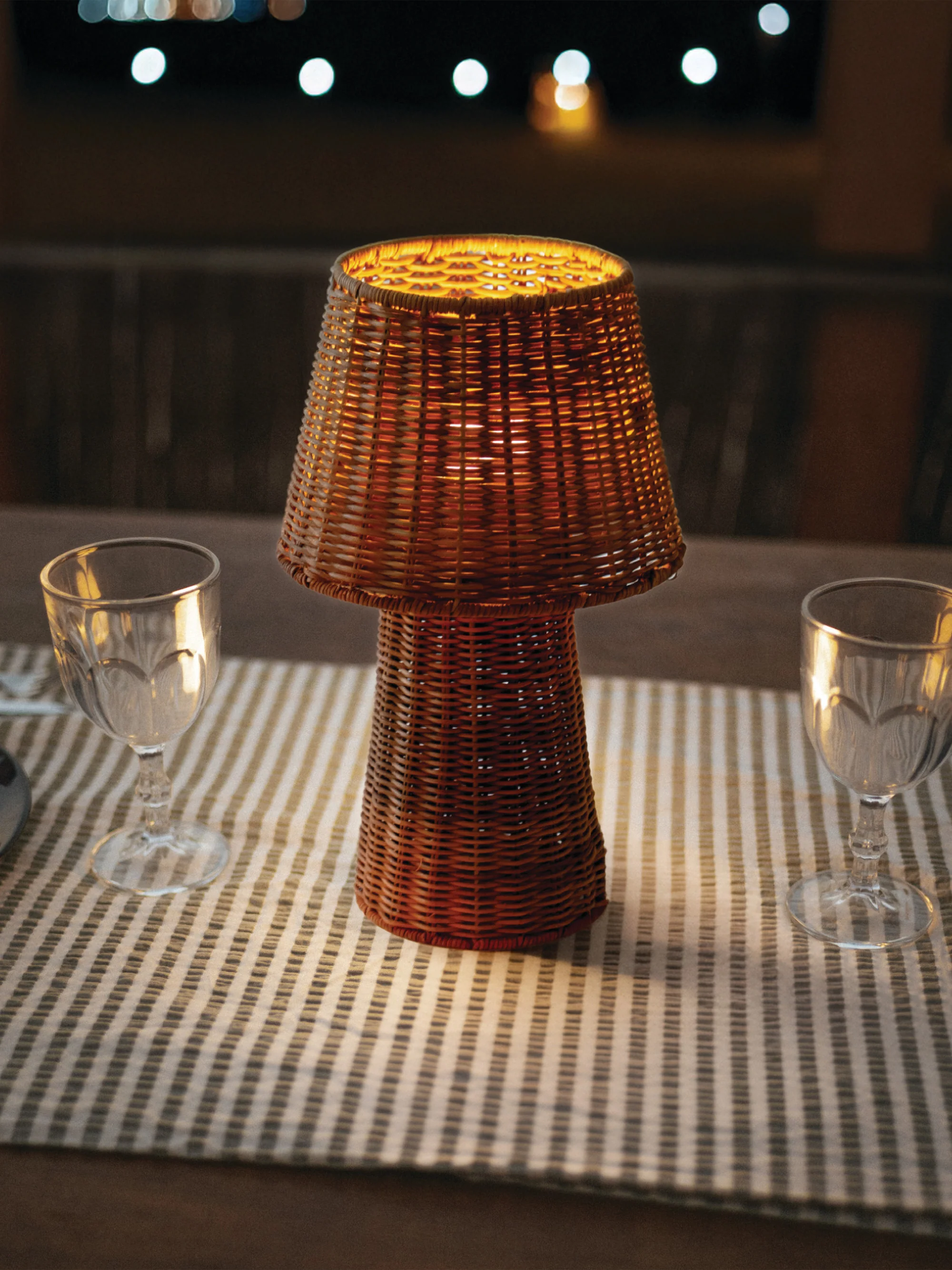 Kleine dimmbare LED-Stehlampe Lola