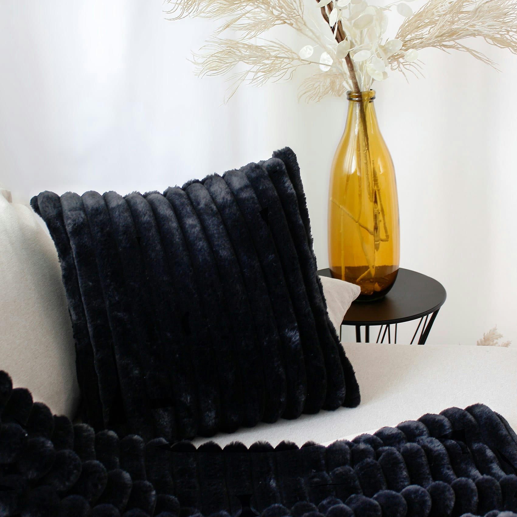 - Coussin côtelé effet fourrure noir 40x40cm