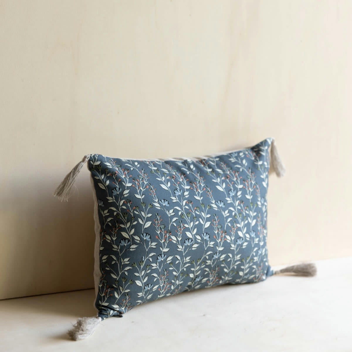 MAINTENANT - Housse de coussin en lin imprimé fleuri bleu foncé 25x35