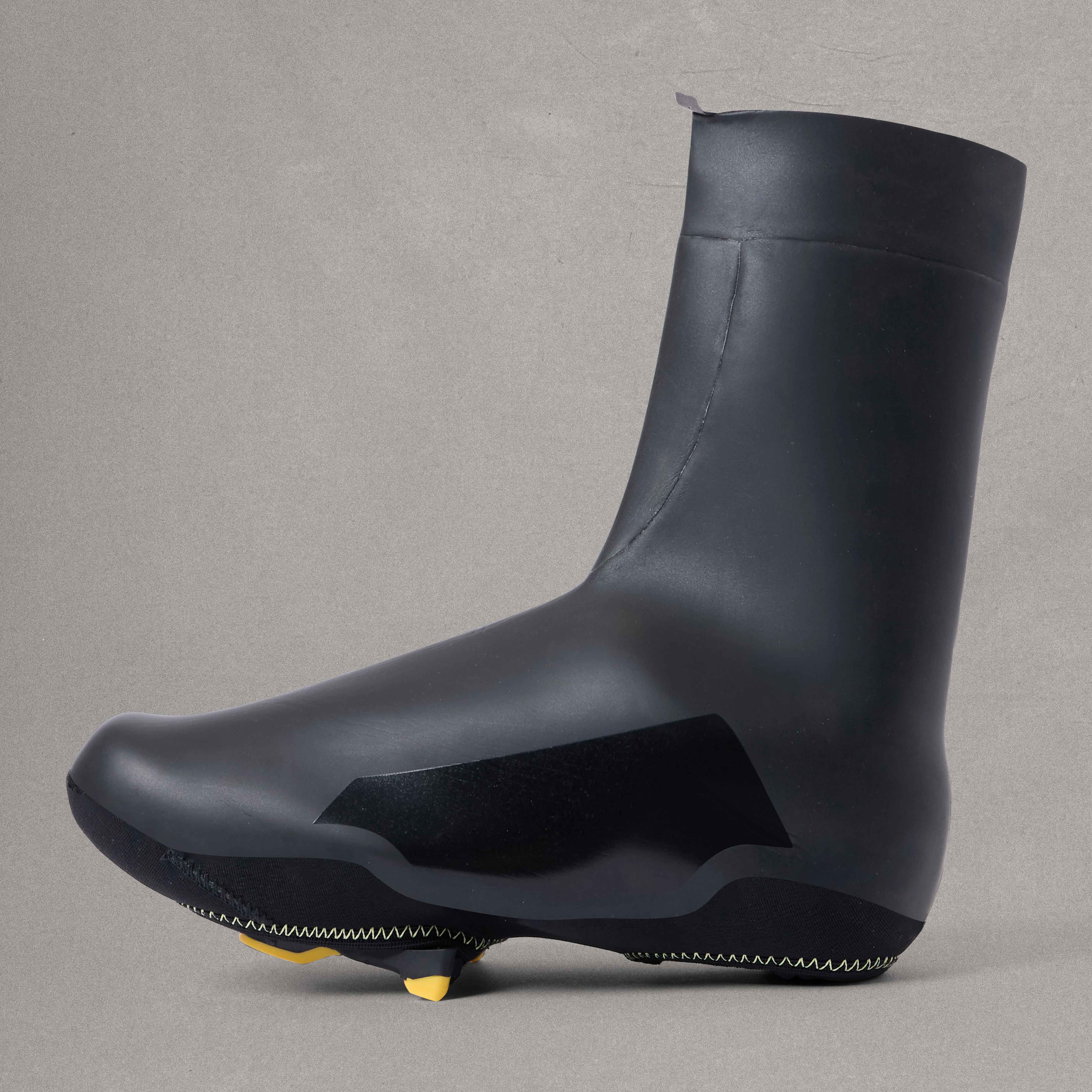 MT500 Freezing Point Overshoes - Black