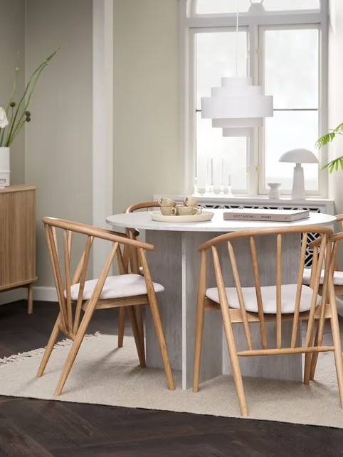 KRONDAL Ø110 bord travertin + 4 LYKSBORG stole eg natur