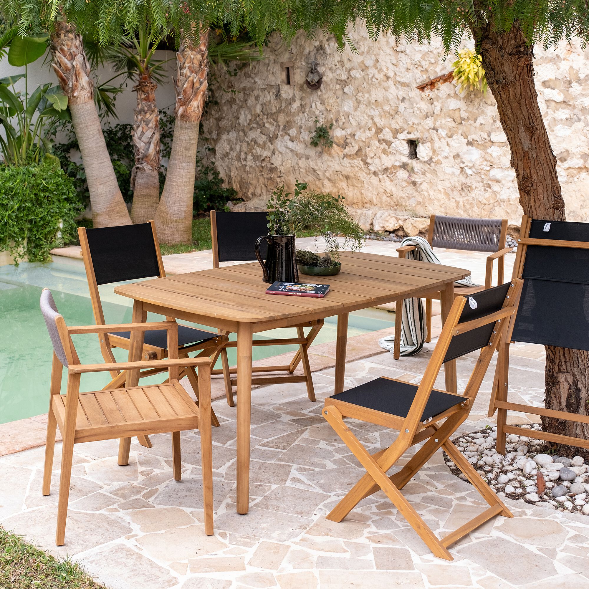 VALENSOLE - Chaise de jardin empilable avec accoudoirs en teck FSC et cordage - bois clair