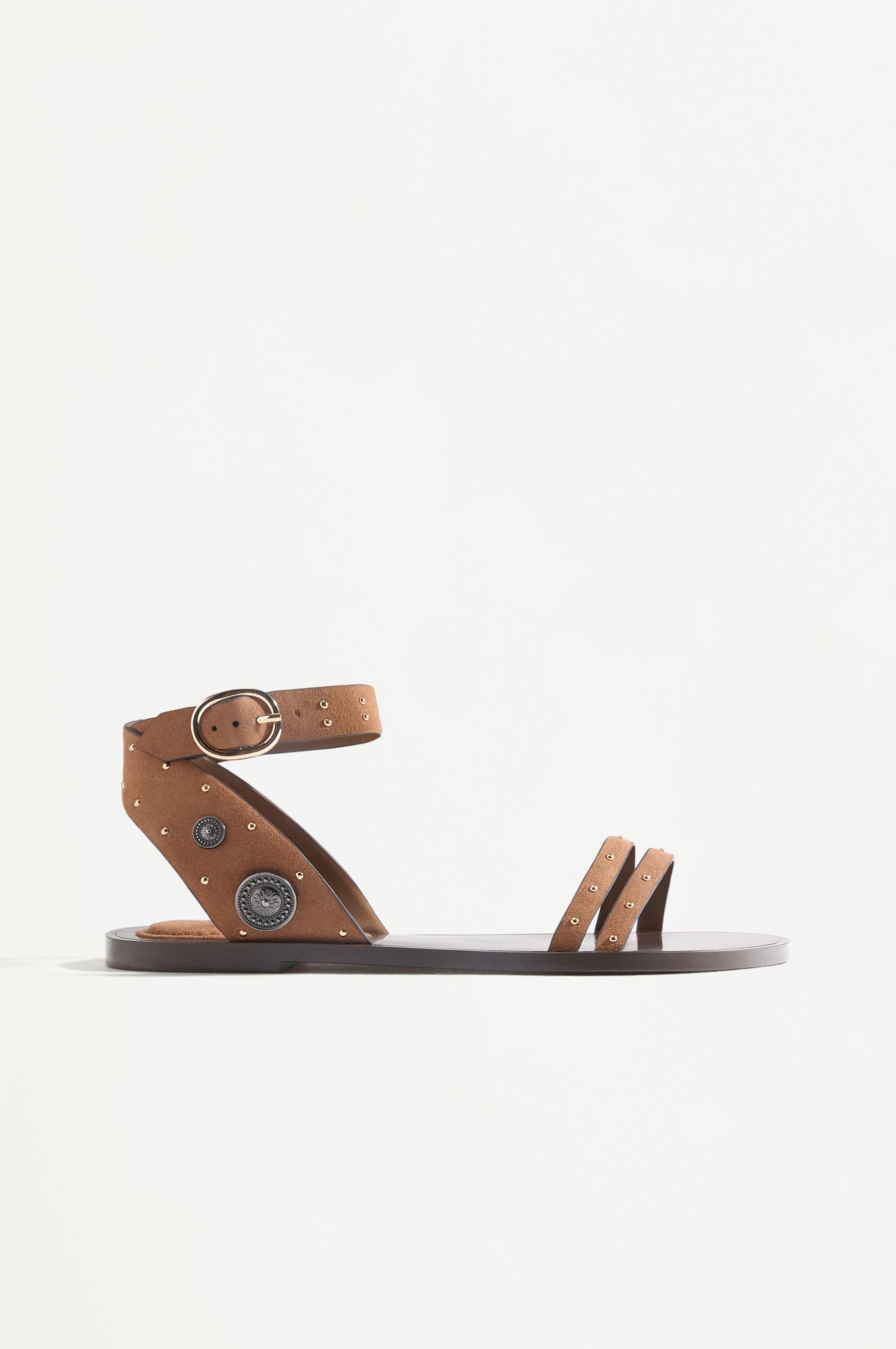 Sandalia plana tachas