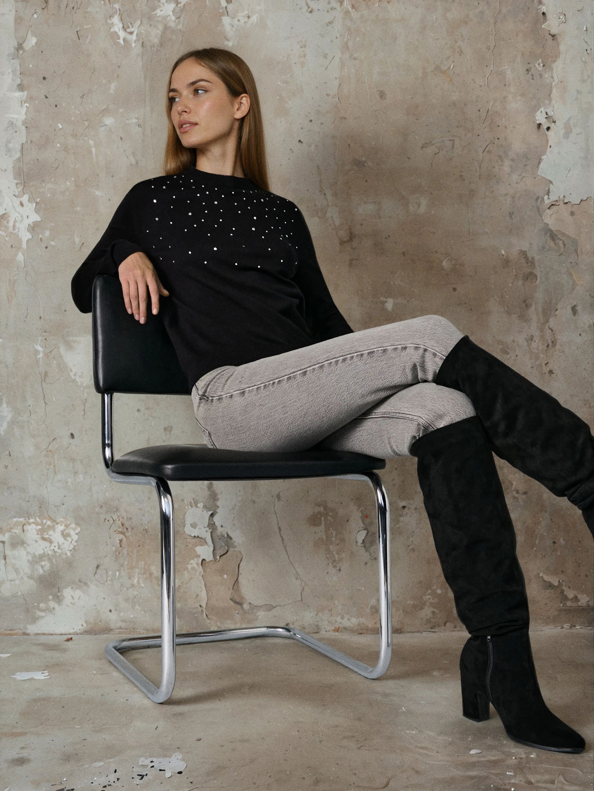 Sweter z wiskozą i ozdobnymi ćwiekami