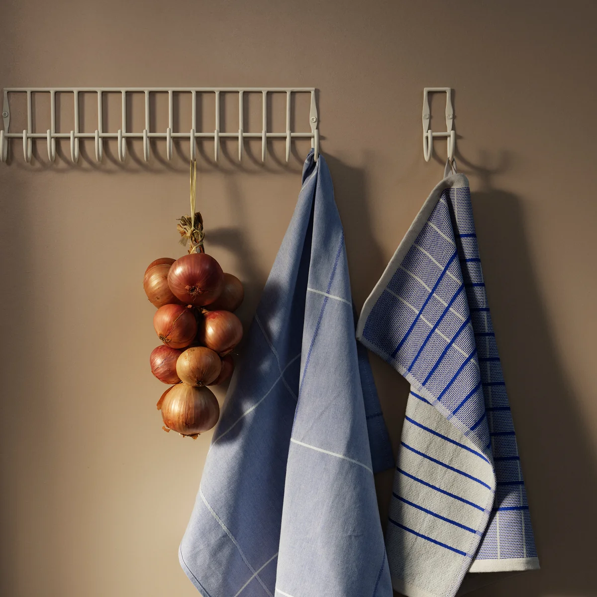 Broste Copenhagen - Maggie Wandgarderobe, 40 x 9,5 cm, warm grey
