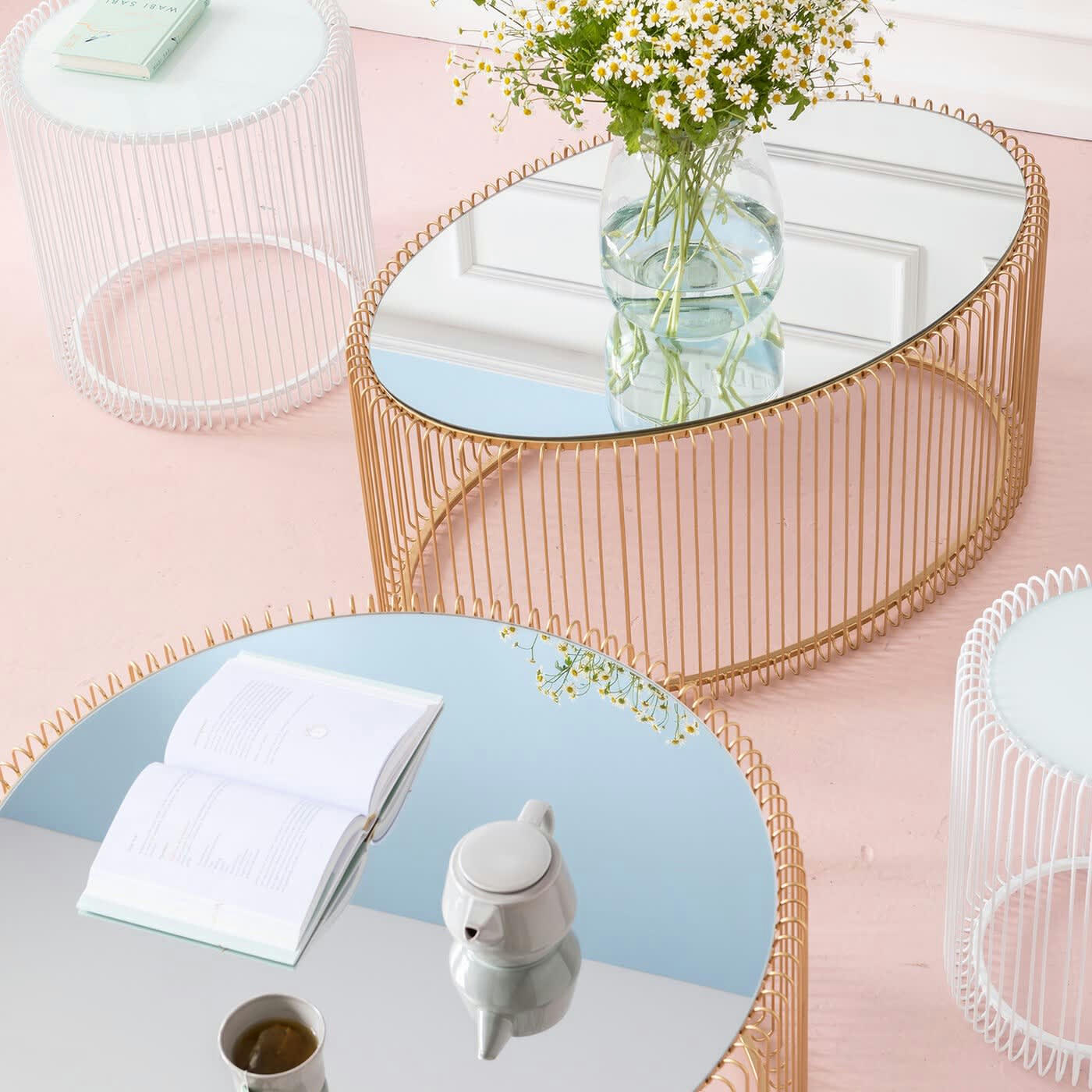 WIRE - Table basse ovale en acier doré et verre miroir