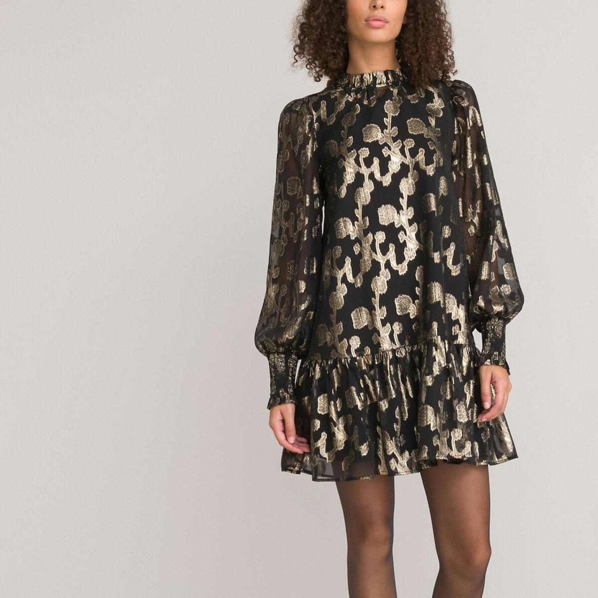 Robe courte, col montant, à volants