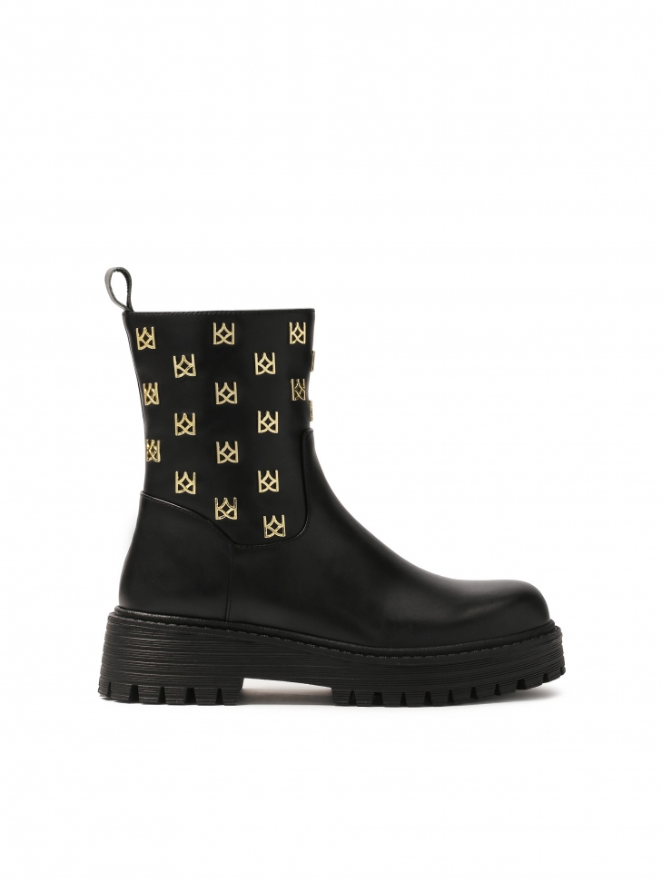 Zipper boots decorated with metal monograms