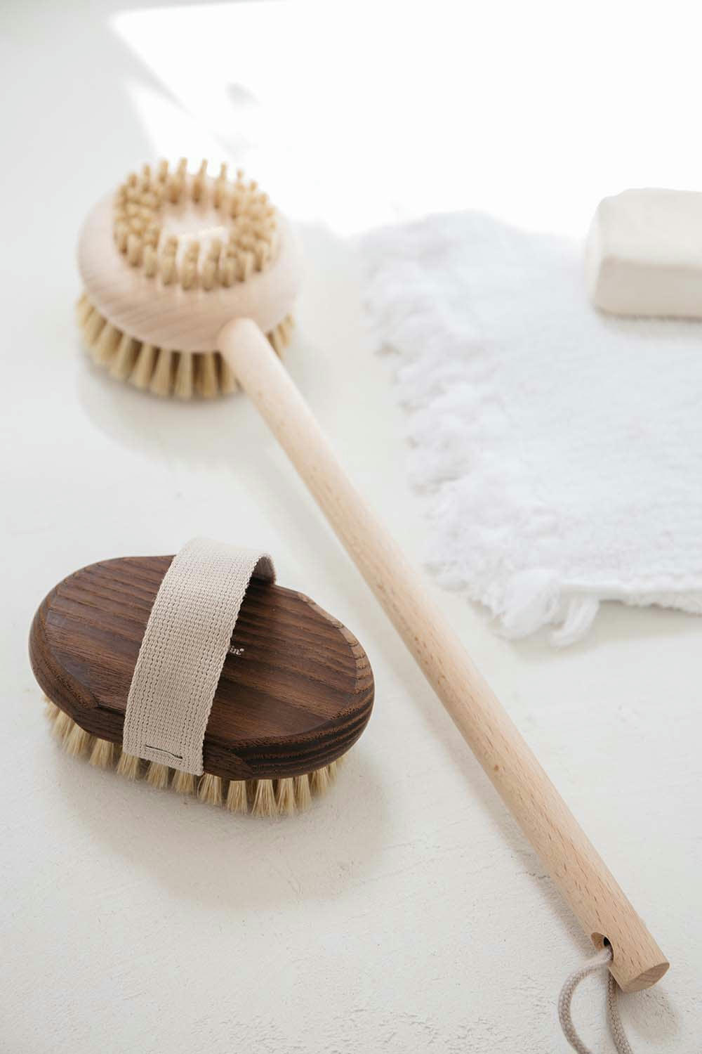 - Brosse de massage et brossage à sec en fibre de soie et bois de frêne
