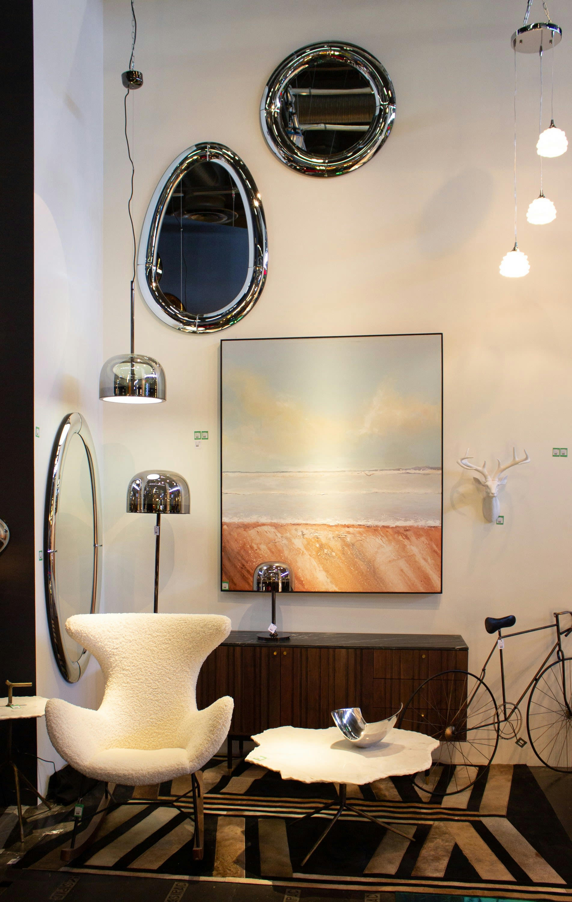 - Fauteuil à bascule fausse fourrure blanche et noyer