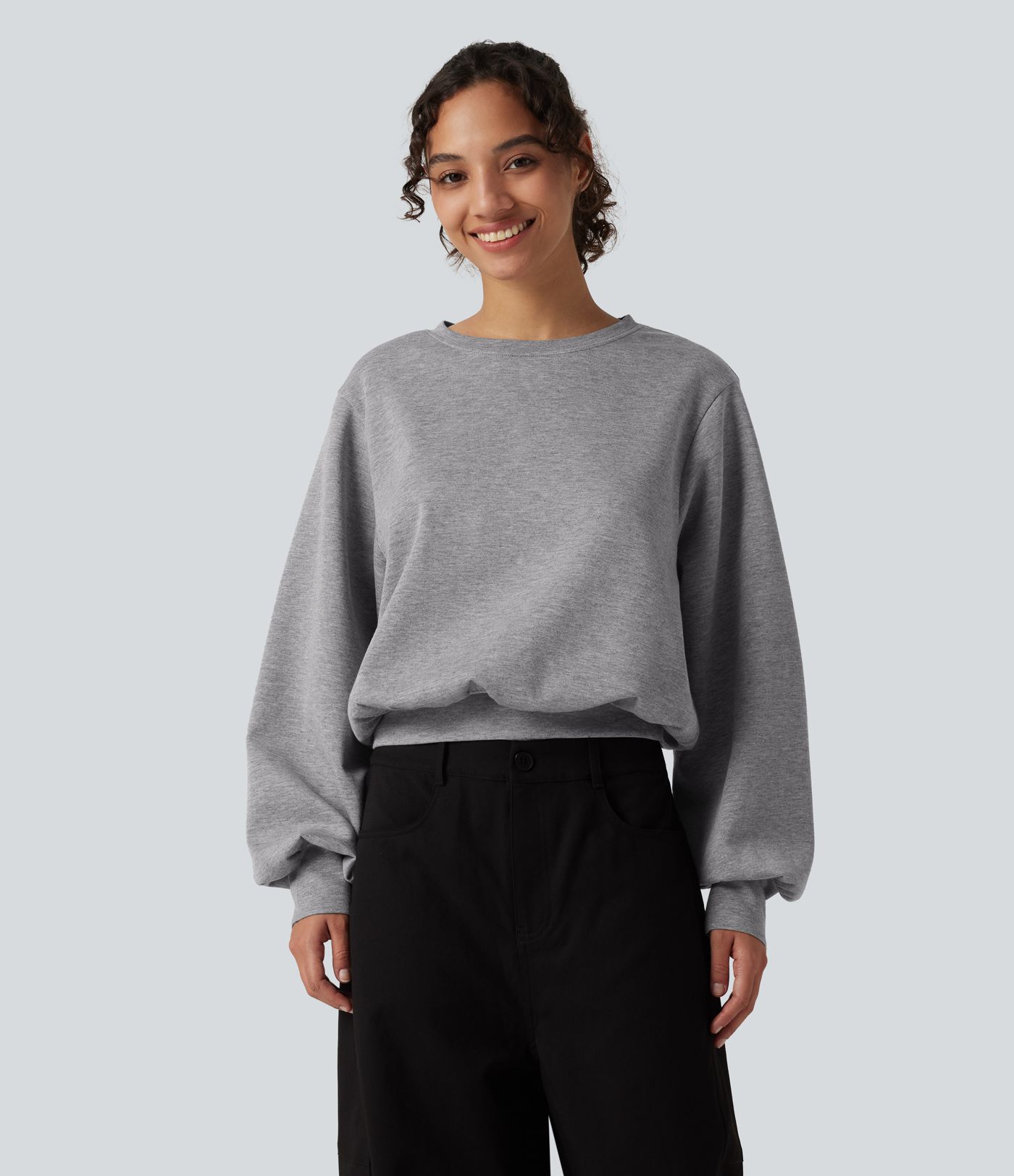 Sweat-shirt col rond àt manches longues.
