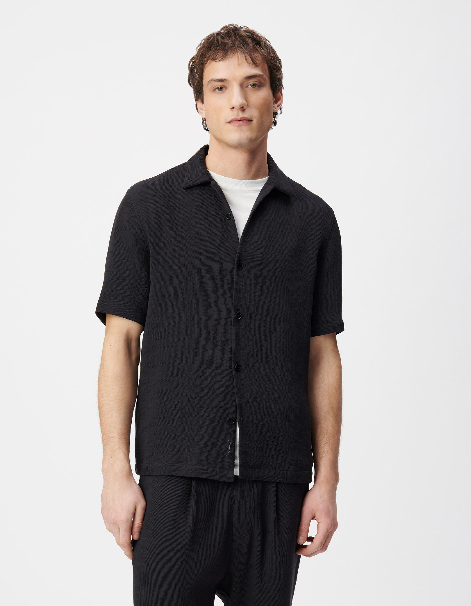 Chemise manches courtes noire tissu plissé Homme