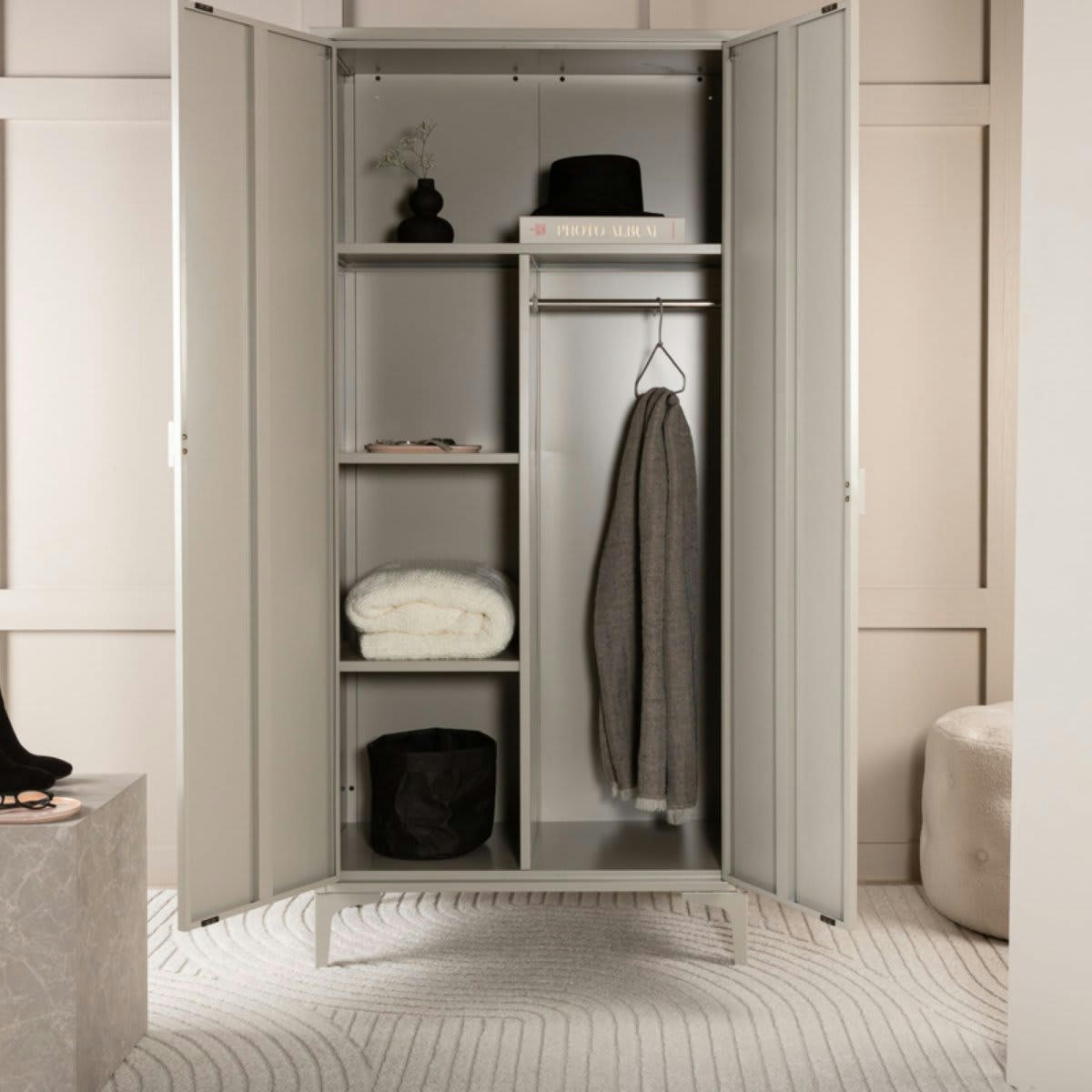 MAUDE - Armoire industrielle 2 portes en métal beige