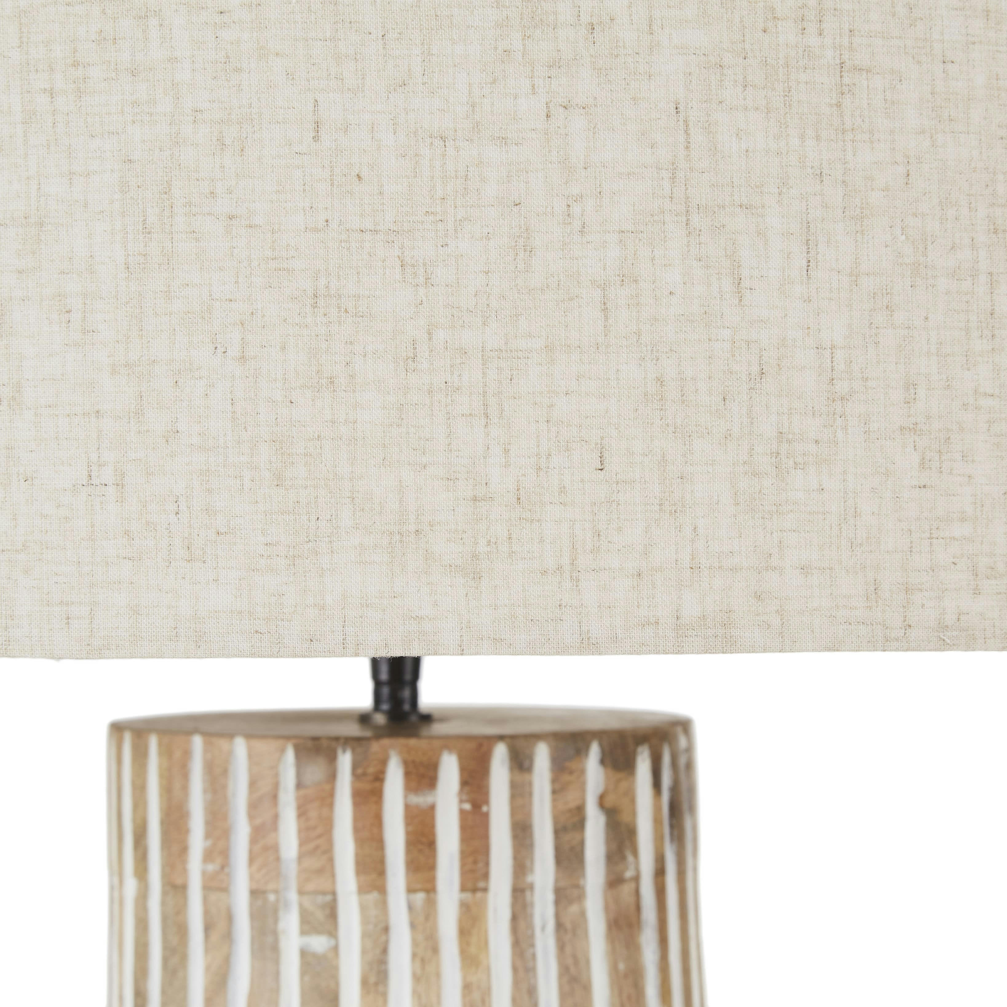 GRACE - Lampadaire en bois de manguier gravé et abat-jour en coton beige H168