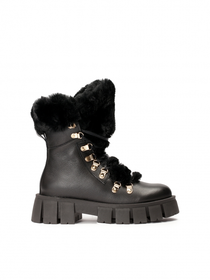 Lace-up boots with fur