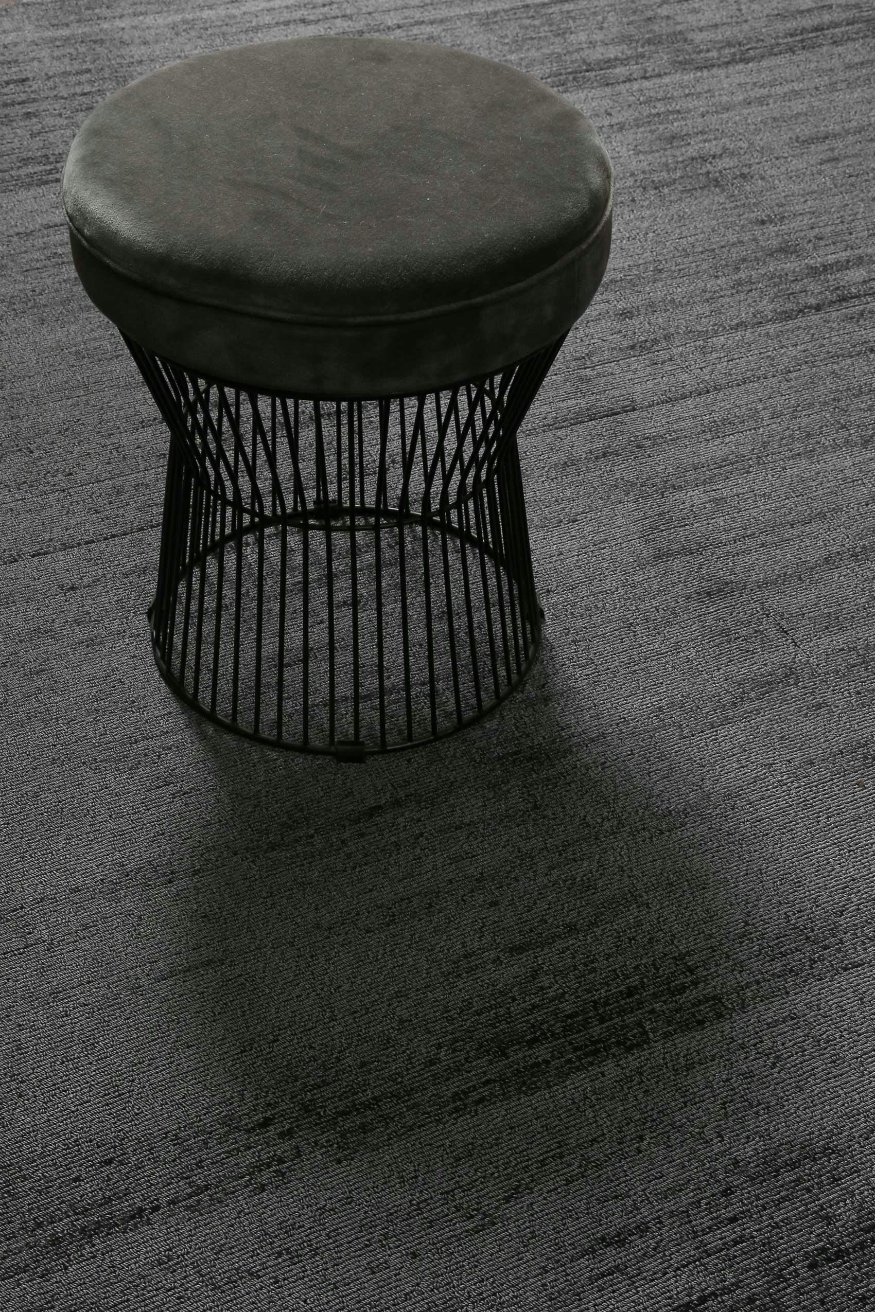 MIRAMONTI - Tapis fait main à poil ras effet soie anthracite  70x140