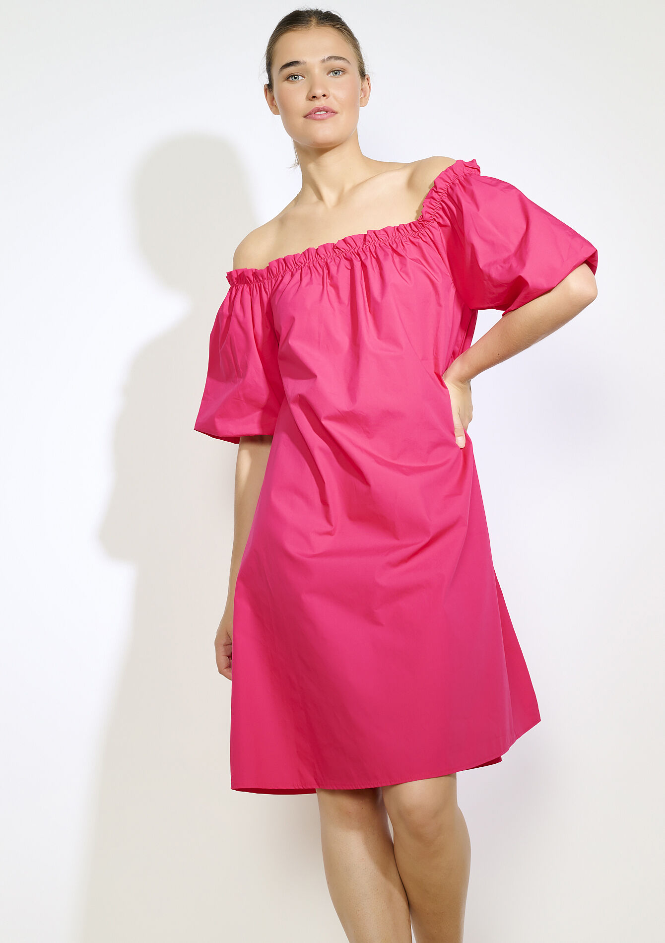 Offshoulder popline jurk