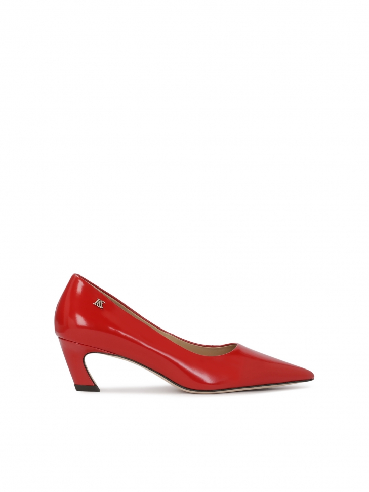 Red pumps with avant-garde heel