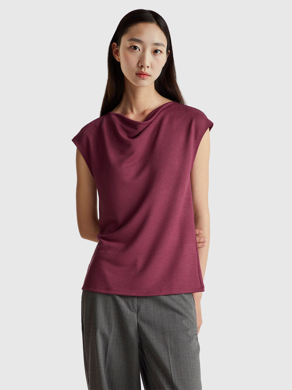 Sleeveless crepe t-shirt