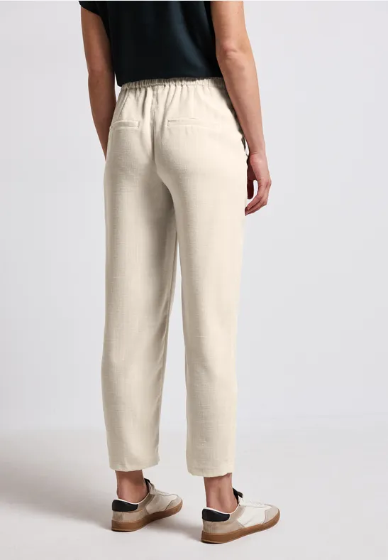 Chino mit Knopfdetail