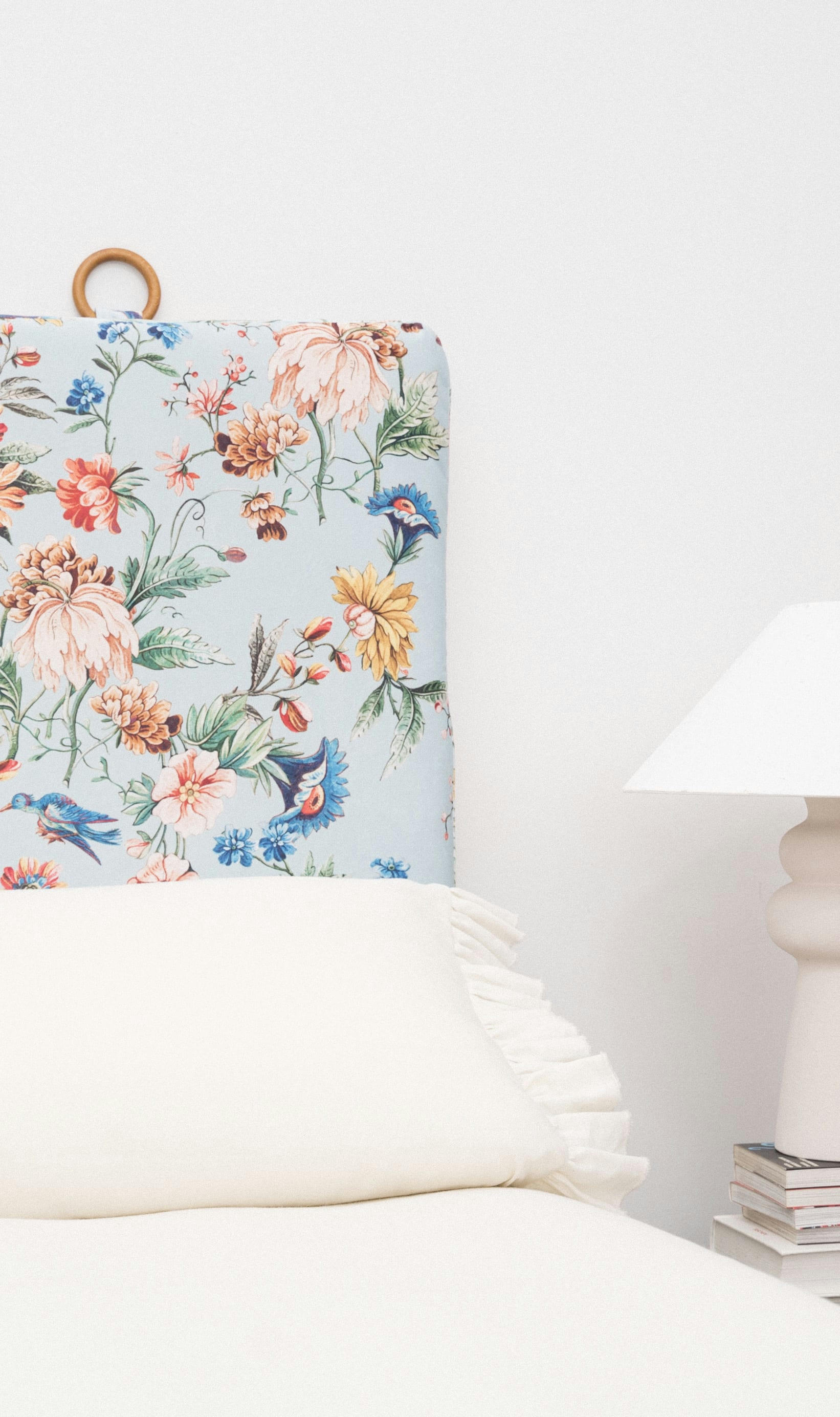 VELVET FABRIC HEADBOARD - Tête de lit en velours et mousse imprimé floral, fond bleu clair.