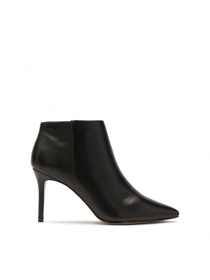 Classic boots on a slender stiletto heel