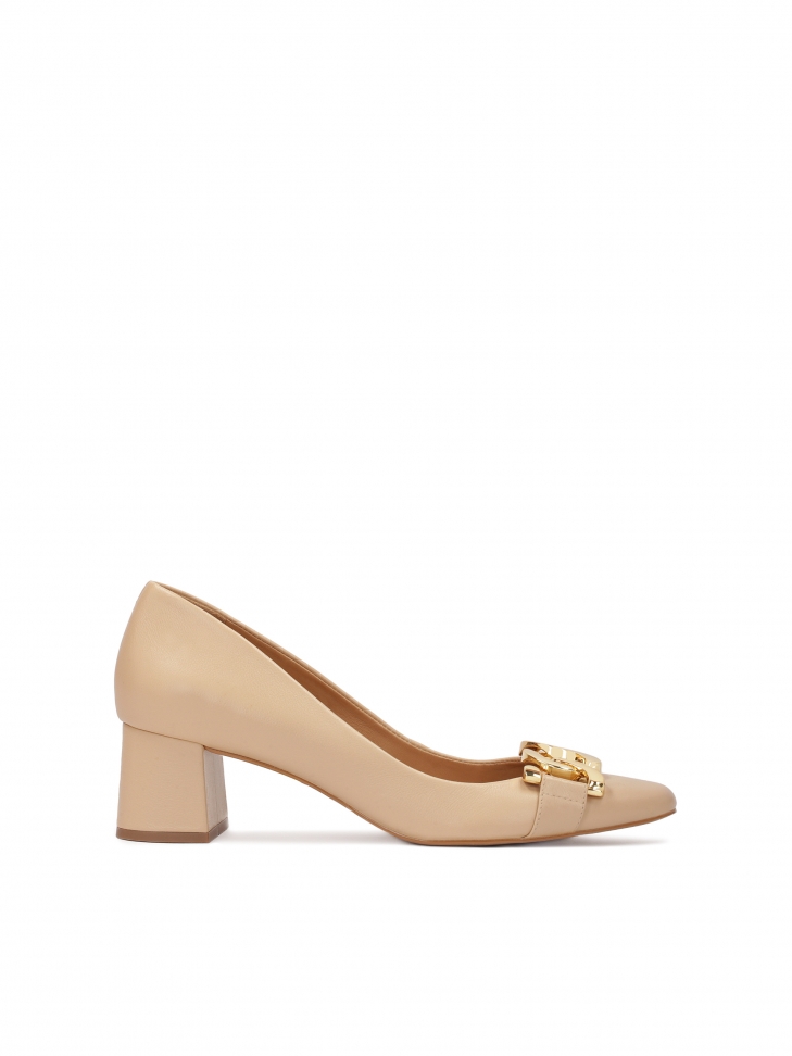 Low pumps with metal embellishment