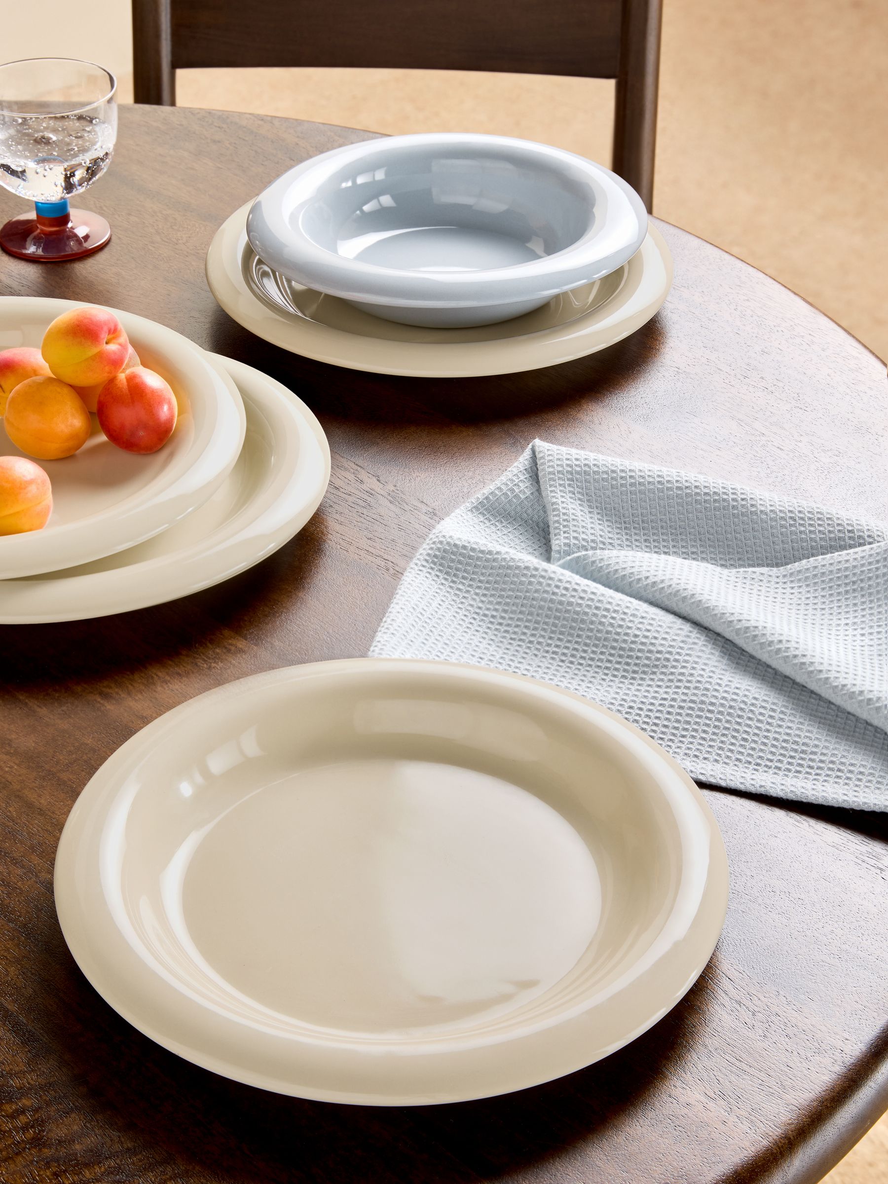Quell Set of 4 Dinner Plates in Cream