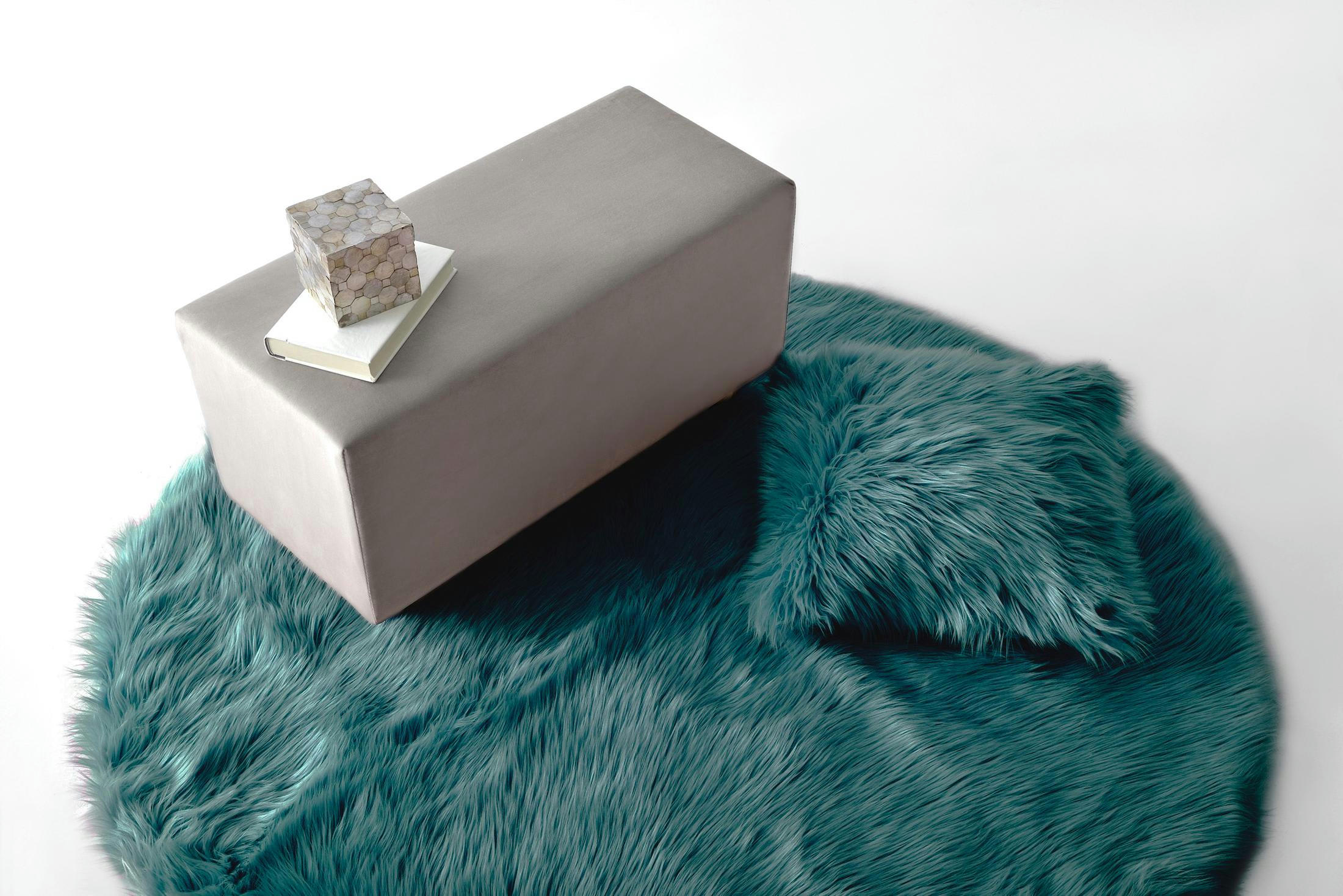 ROUND SKIN - Tapis rond synthétique  poils long bleu.