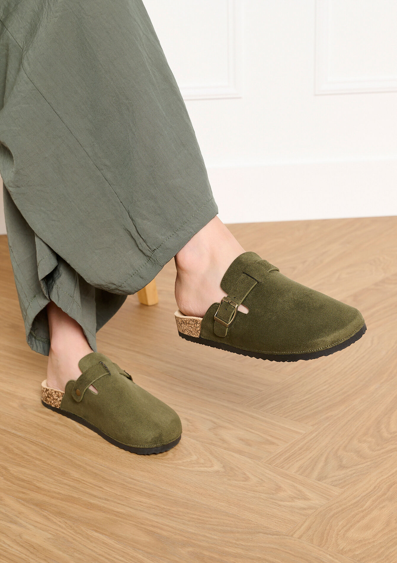 Suede mules met gespdetail