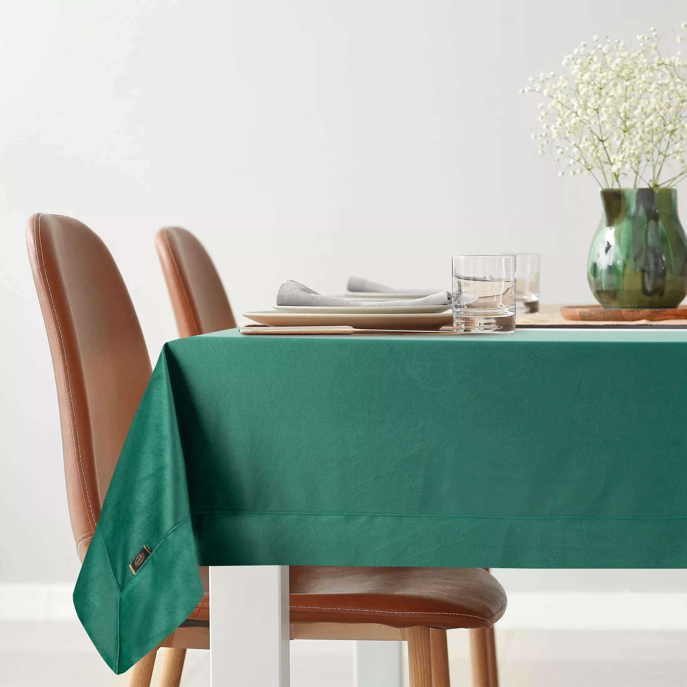 Obrus ciemnozielony 140x220 cm welwetowy VELVET z ozdobną listwą
