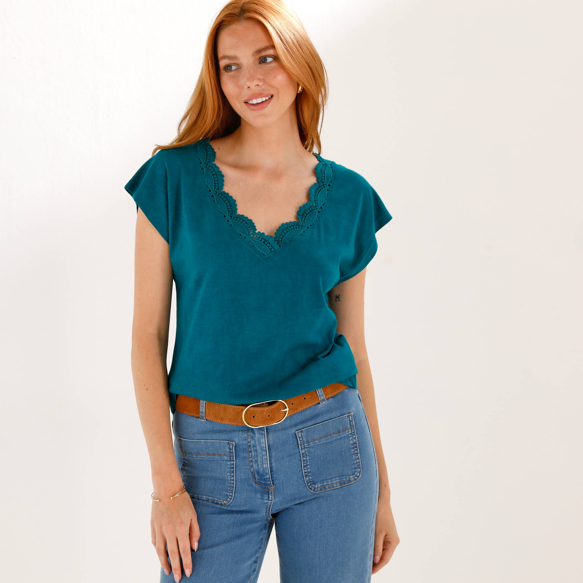 T-shirt uni, col V macramé