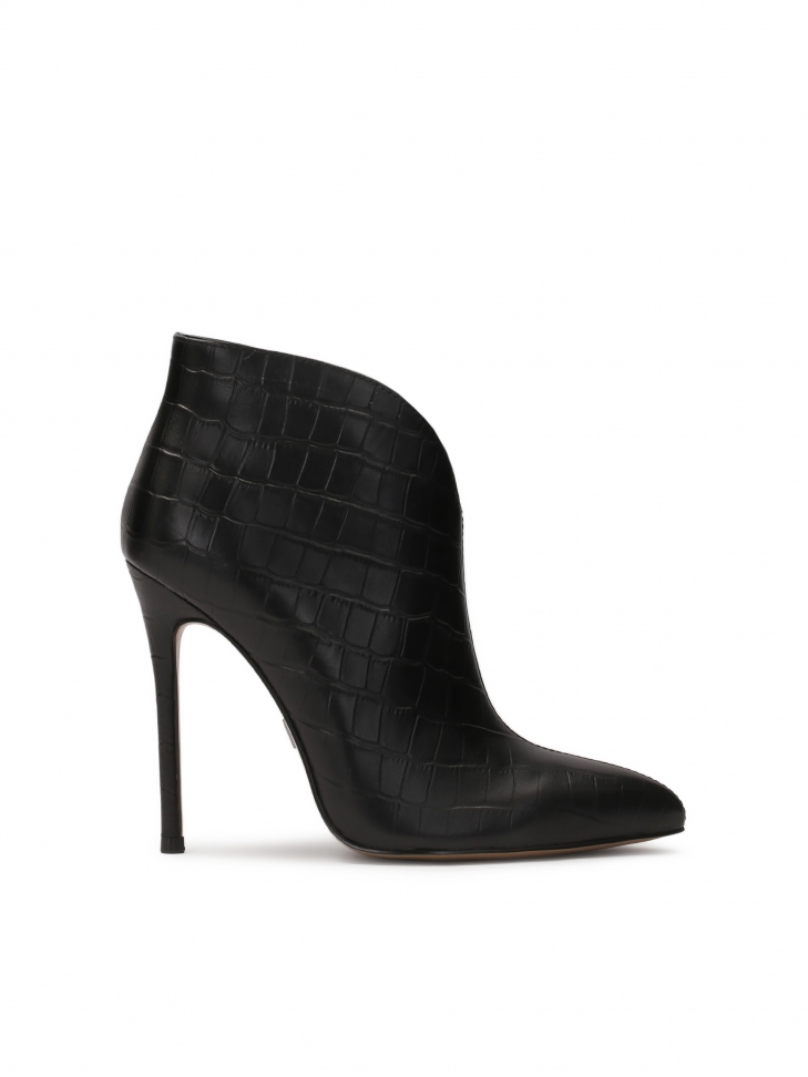 Low boots with a slender heel