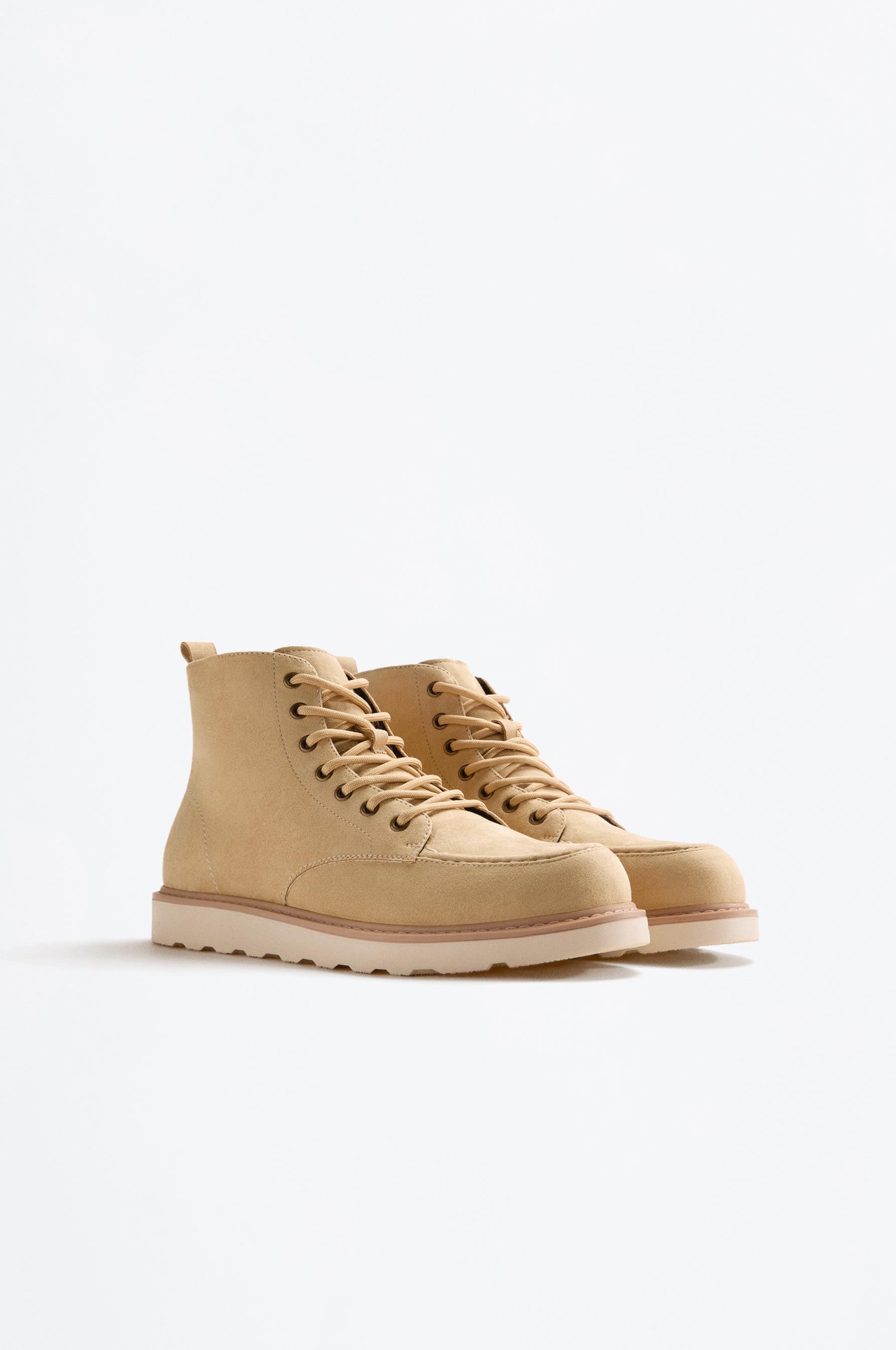 Bota acordonada