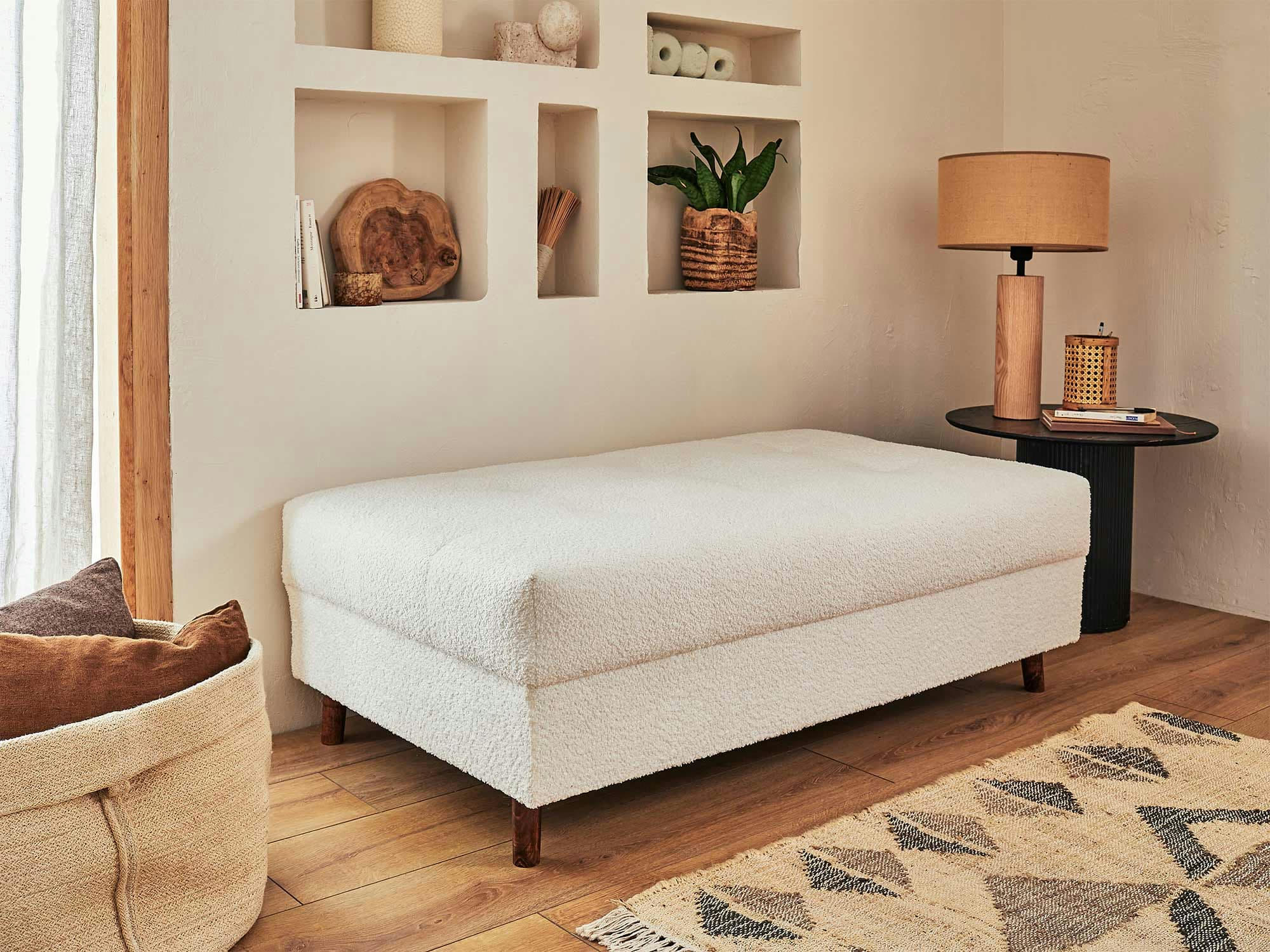 RUNE - Pouf en tissu bouclette blanc