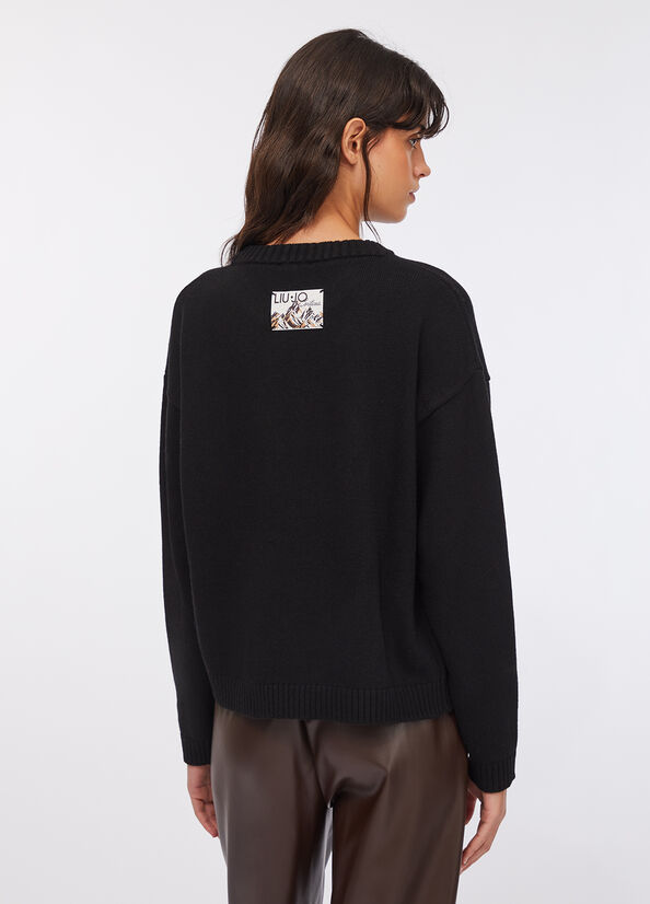 Maglia con scritta ricamata