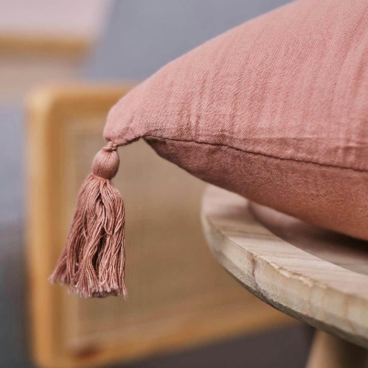 INDIAN FLOWERS - Coussin déhoussable à pompoms en gaze de coton rose 40x40