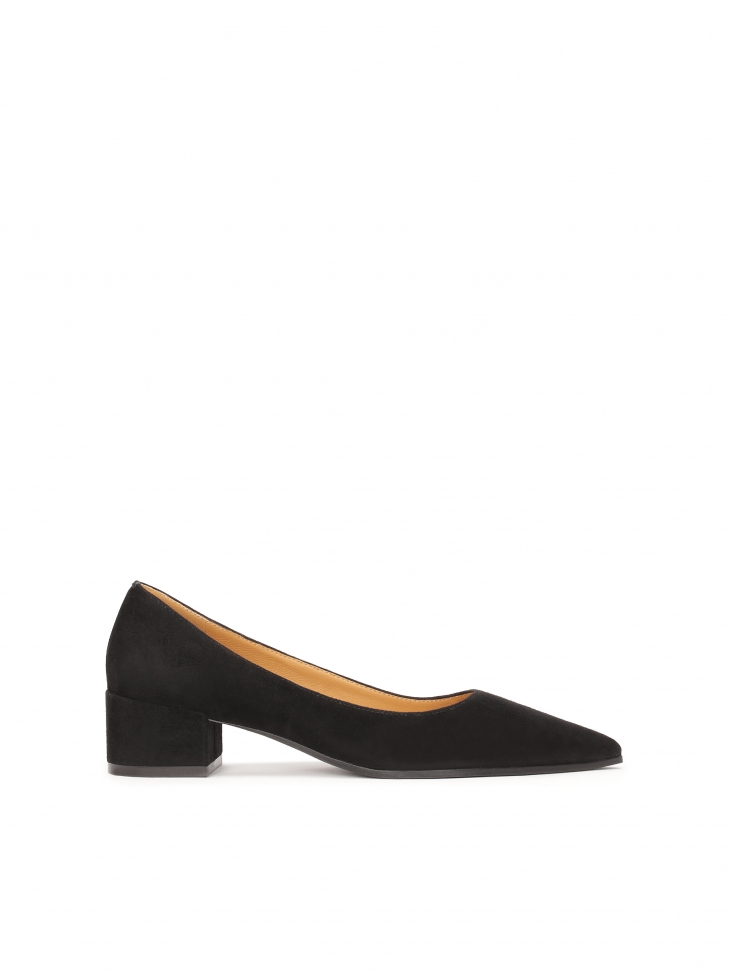 Black suede low-heeled pumps