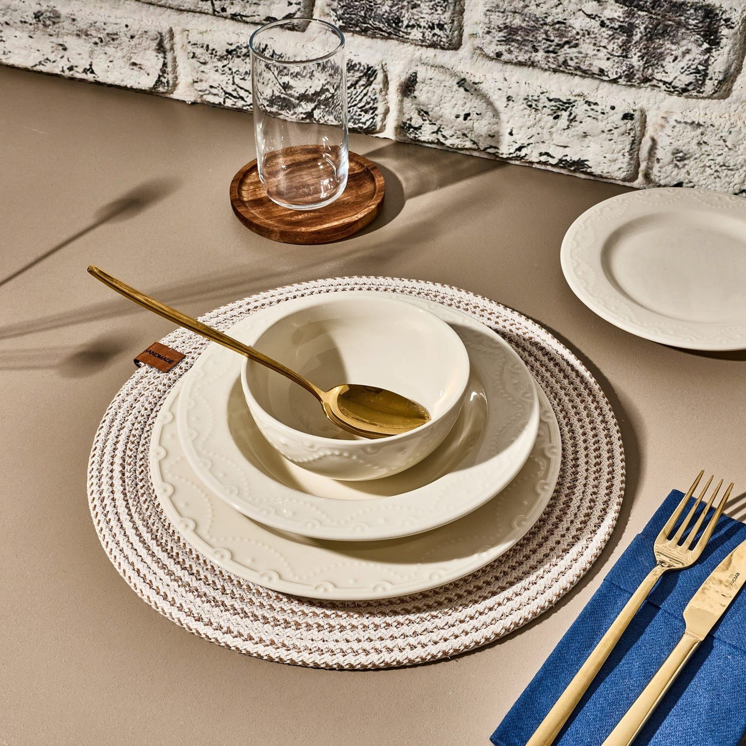 Set 24 piatti con decori in rilievo