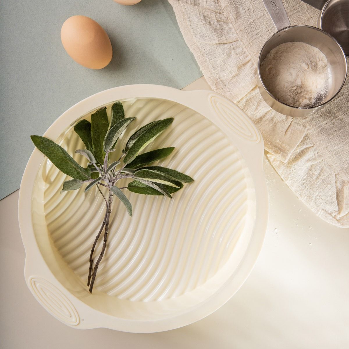 Forma MOLLIS silikonowa okrągła śmietankowa 28x23 cm