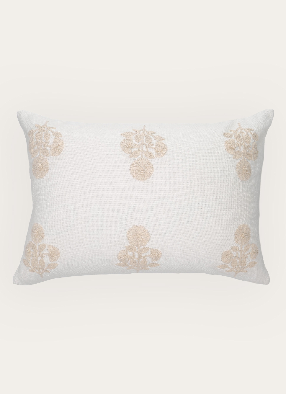 COUSSIN TEXTURÉ AVEC BRODERIE FLORALE TON SUR TON ECRU